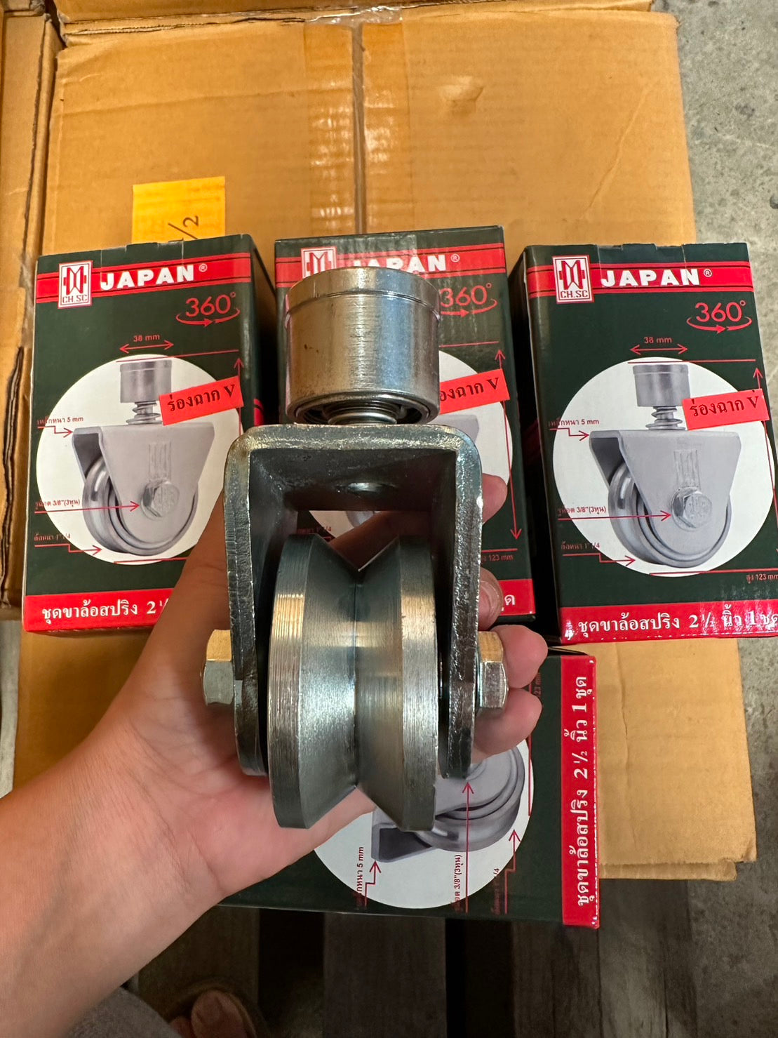 (ยกลัง 20ลูก) CH.SC ล้อสปริง ขาล้อหมุน 360 องศา เหล็กชุบกัลวาไนซ์ (ขนาด 2.5 นิ้ว ร่องฉาก) เหมาะสำหรับเดินบนฉาก 1-2 นิ้ว