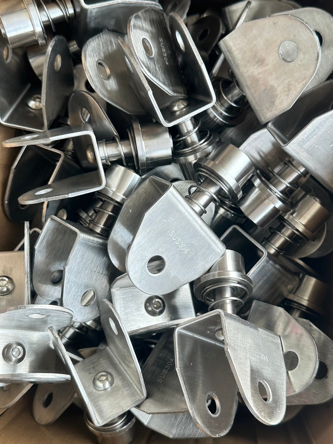 เฉพาะ ขาล้อหมุน 360องศา ขา ล้อสปริง สแตนเลสเกรด304 ขนาด 3นิ้ว  (เฉพาะขาล้อ ไม่มีนอต ไม่มีล้อ) ราคา 1 ตัว