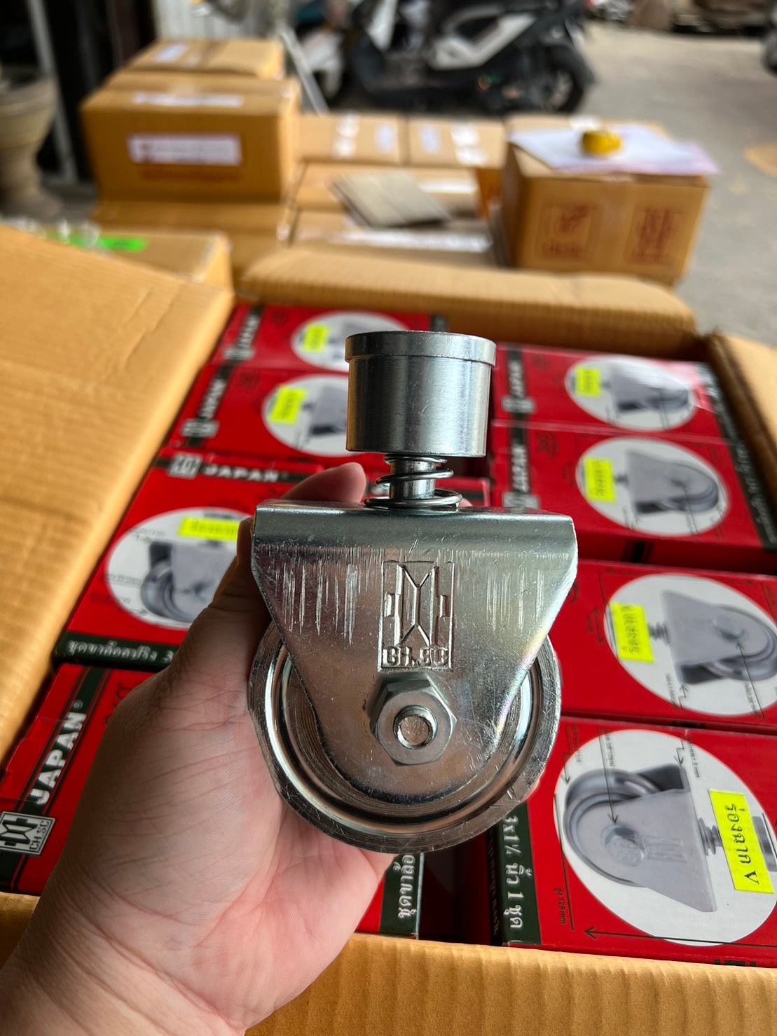 (ยกลัง 20ลูก) CH.SC ล้อสปริง ขาล้อหมุน 360 องศา เหล็กชุบกัลวาไนซ์ (ขนาด 3 นิ้ว ร่องฉาก) เหมาะสำหรับเดินบนฉาก 1-2 นิ้ว