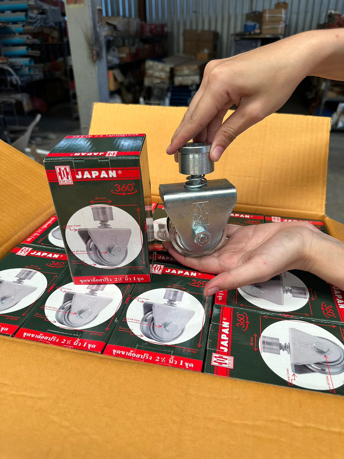 (ยกลัง 20ลูก) CH.SC ล้อสปริง ขาล้อหมุน 360 องศา เหล็กชุบกัลวาไนซ์ (ขนาด 2.5 นิ้ว ร่องกลม) สำหรับเดินบนเพลา 9-15 มิล