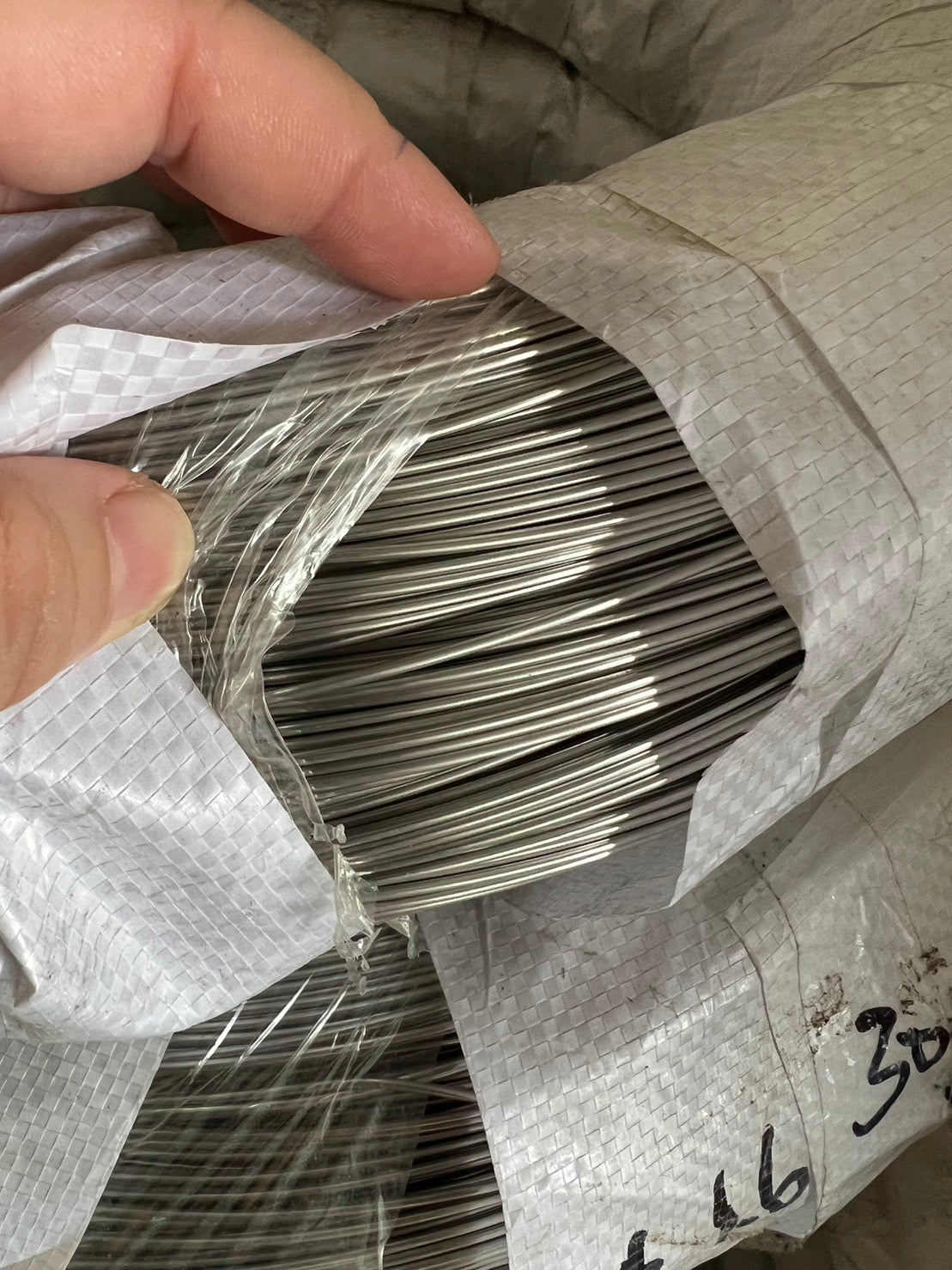 ลวดสแตนเลส ลวดเติม ลวดม้วน ลวดป้อน เกรด 304 ดีที่สุด (แบบม้วน 1 โล) มีขนาด 0.8-3.0 มิล