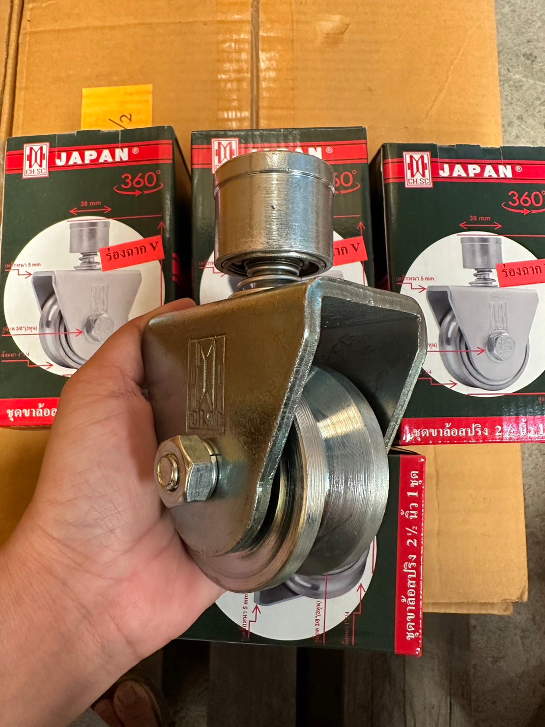 (ยกลัง 20ลูก) CH.SC ล้อสปริง ขาล้อหมุน 360 องศา เหล็กชุบกัลวาไนซ์ (ขนาด 2.5 นิ้ว ร่องฉาก) เหมาะสำหรับเดินบนฉาก 1-2 นิ้ว