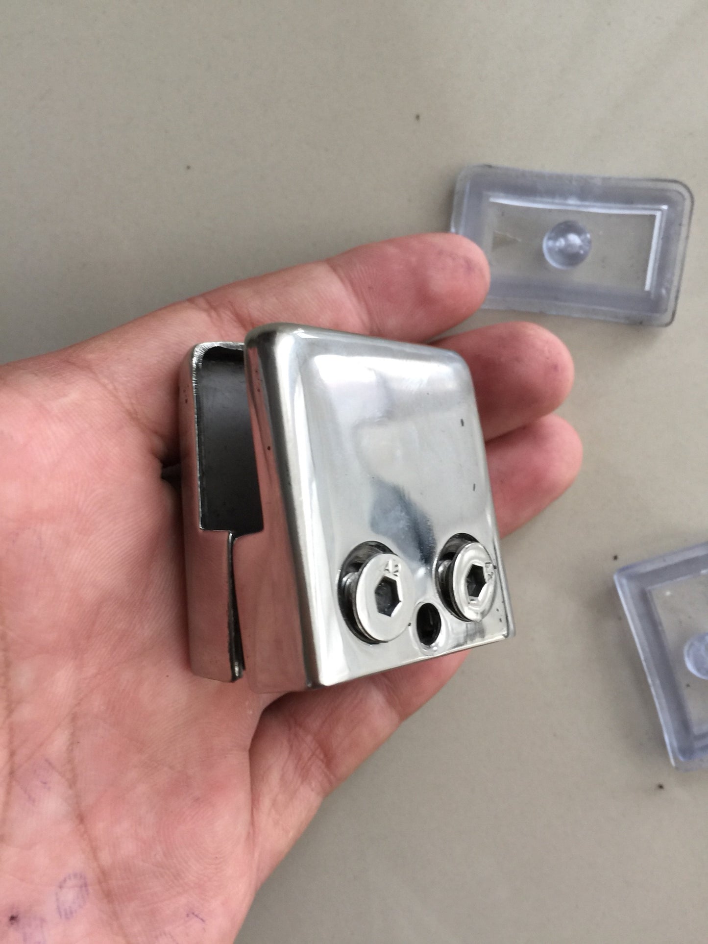 (แบบไม่เจาะกระจก) ตัวหนีบกระจก ตัวจับกระจก สแตนเลส เกรด304 สำหรับราวบันได รหัส B9