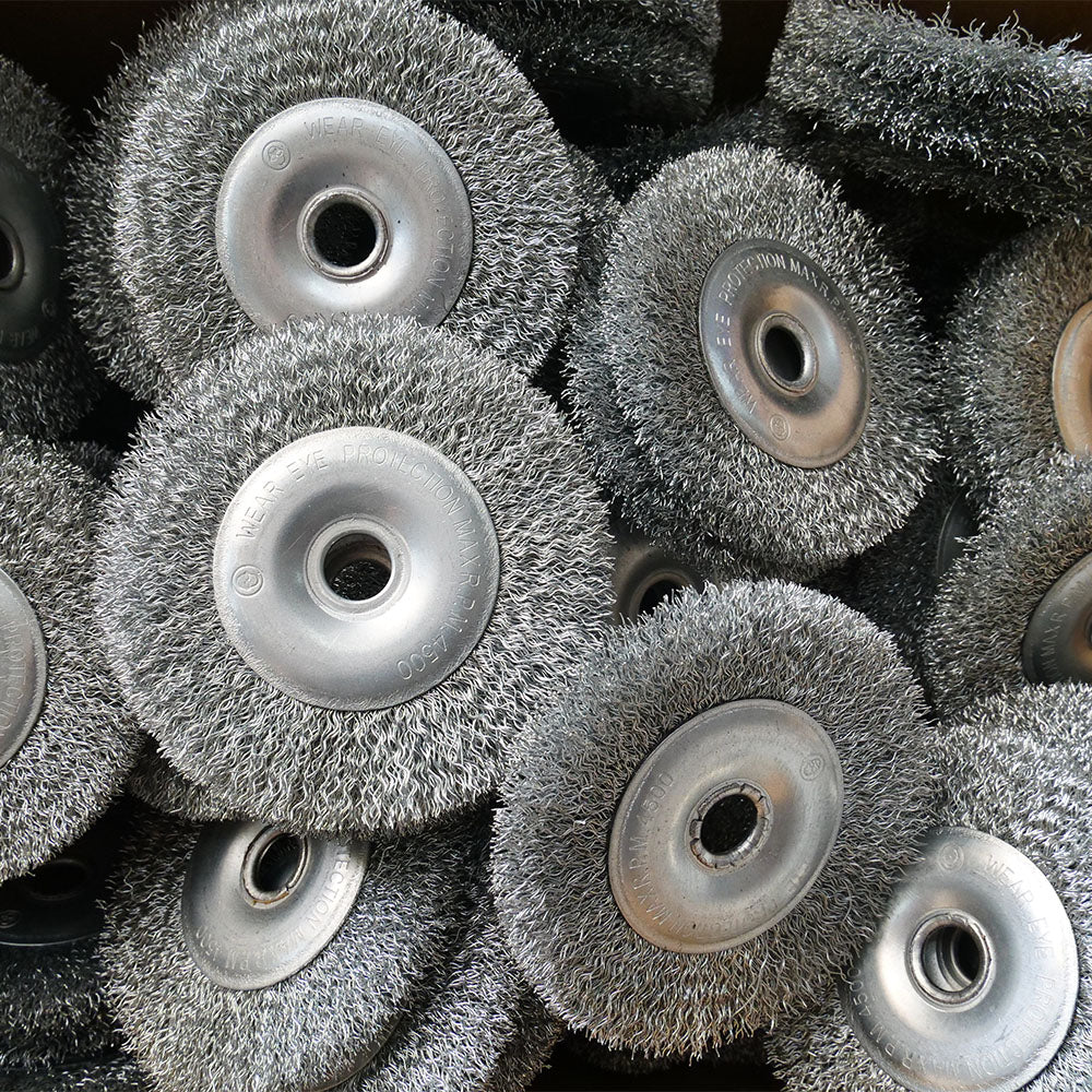 แปรงลวดกลม ราคาดีๆ สำหรับขัดสนิม ขัดสี ขนแข็งแรง ไม่หลุดง่าย ขนาด 4 นิ้ว มีสีเงิน/สีทอง