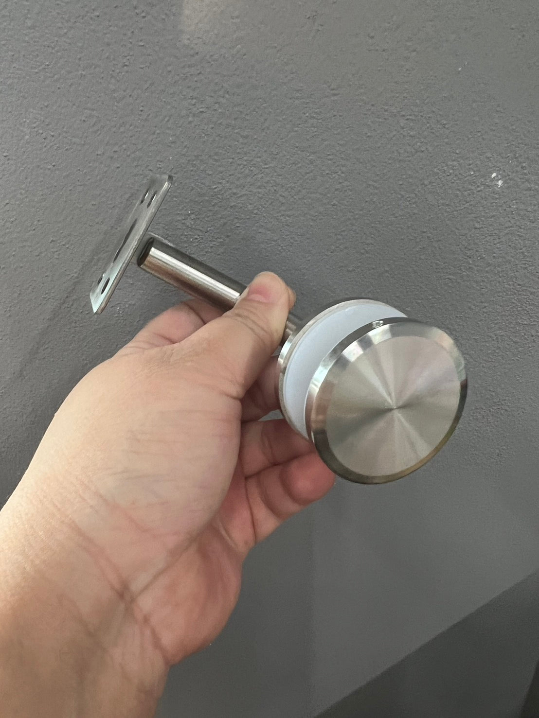 รหัส TB6 (รับราวแบน) ขารับราว ขายึดกระจก ต่อปลายกระจก สแตนเลสเกรด304 รหัส ปรับขาได้ ราคา 1ชิ้น