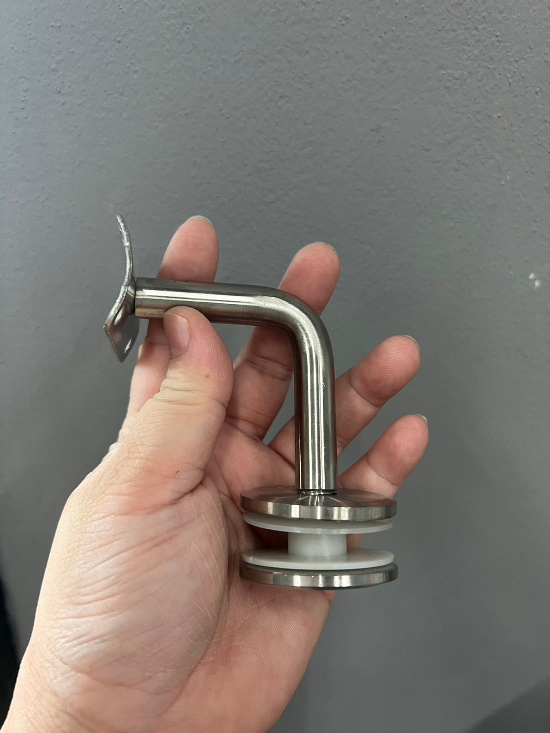 รหัส TB1W ขายึดกระจก ขารับราว ขาจับราวบันได ตัวหนีบกระจก ตัวแอล สแตนเลส เกรด304 (ราคา 1 ชิ้น) สำหรับรับท่อกลม